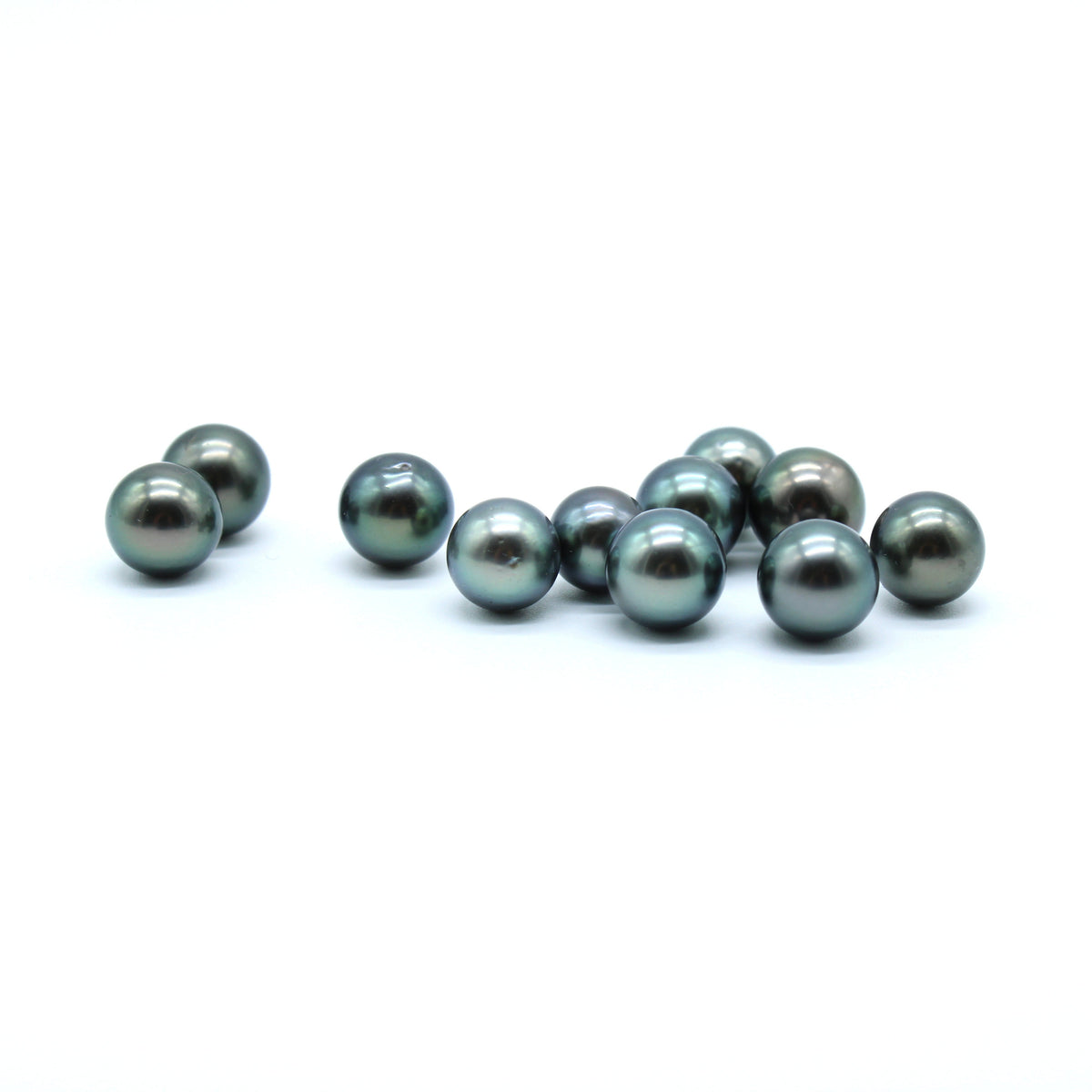 Cultured Tahitian pearls in the Blue Green shade for the floating pearl necklace