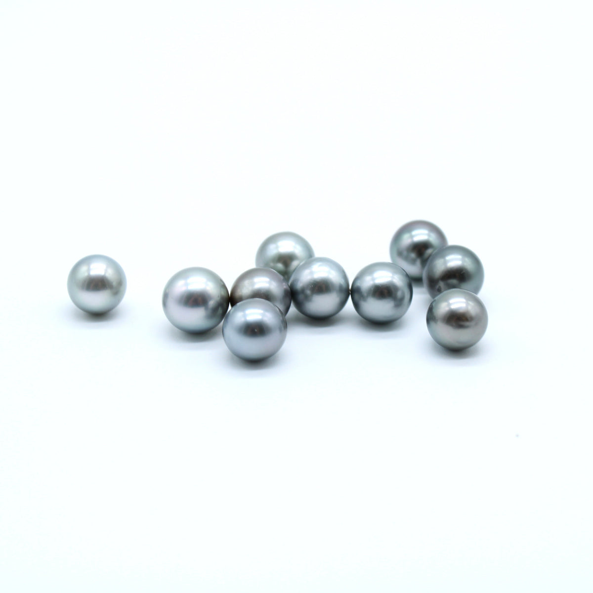 Cultured Tahitian pearls in the Light/Silver shade for the floating pearl necklace