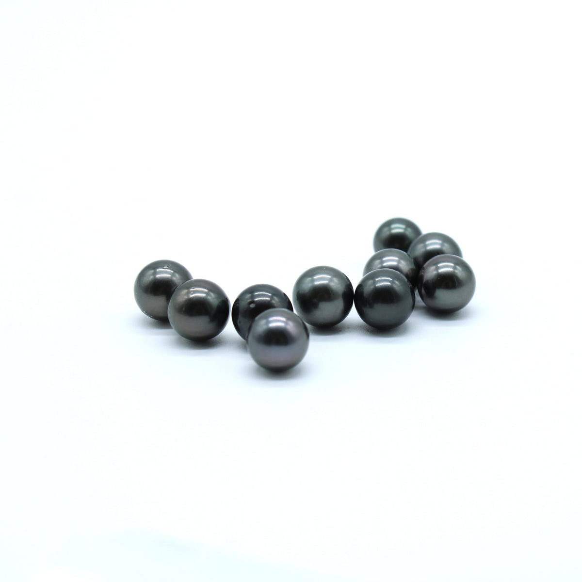 Cultured Tahitian pearls in the Dark/Black shade for the floating pearl necklace