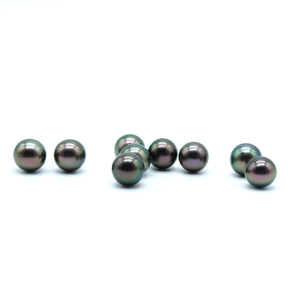 Cultured Tahitian pearls in the Peacock shade for the floating pearl necklace